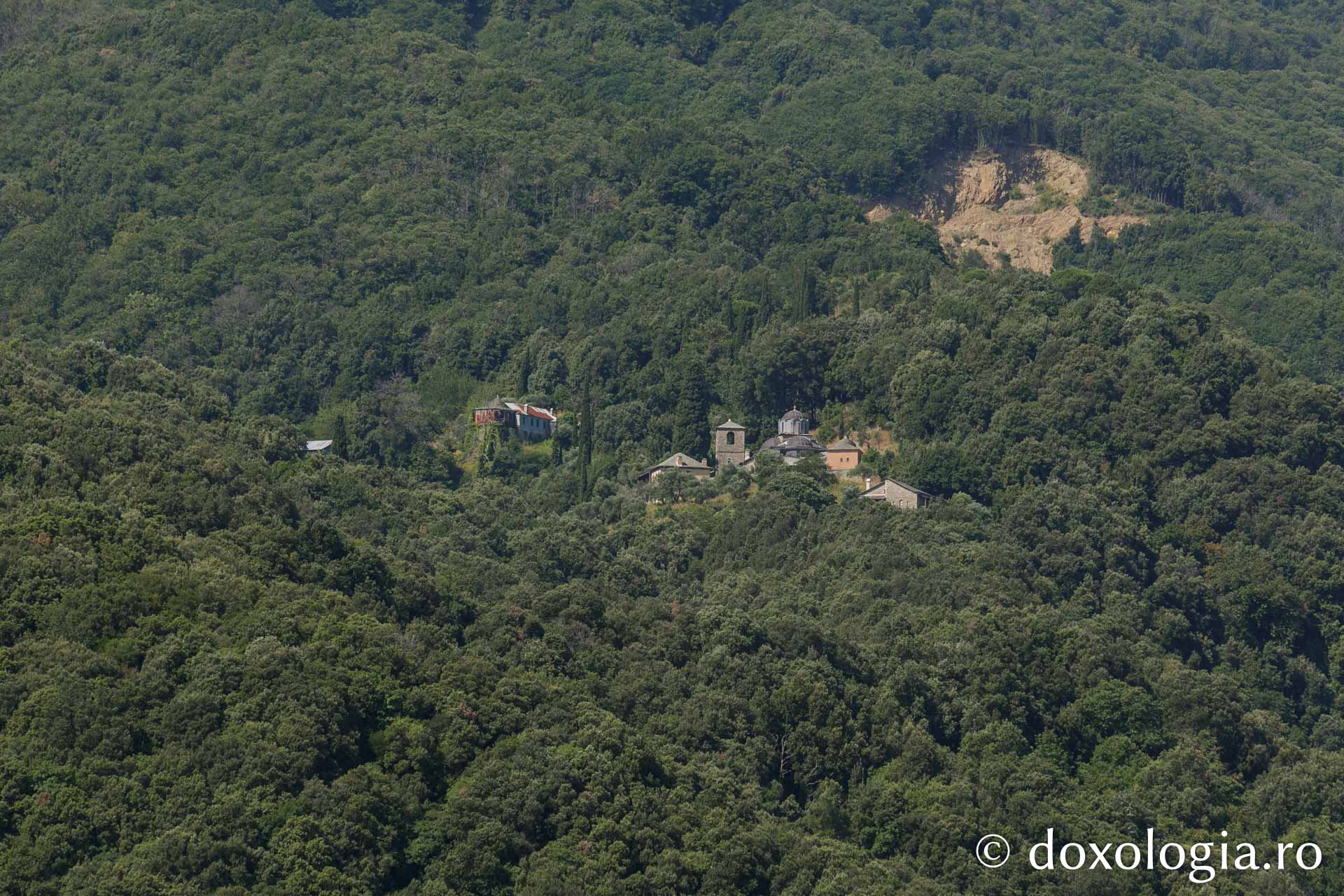 Schitul Ivironului – vedere de pe mare / Foto: pr. Silviu Cluci Schitul Ivironului