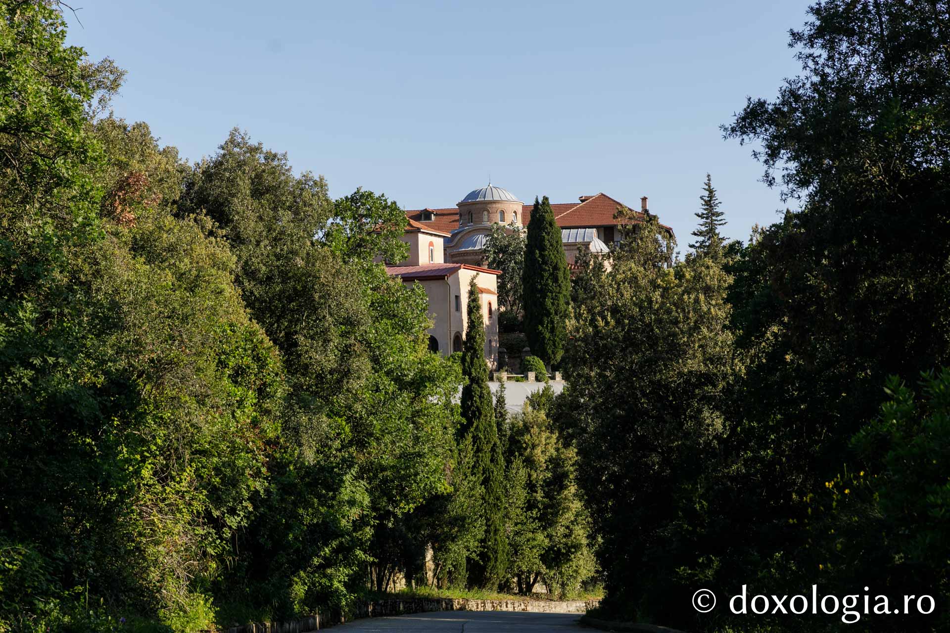 Chilia „Sfântul Ierarh Nicolae” Burazeri – vedere de pe drumul Kareia-Iviron / Foto: Pr. Silviu Cluci Chilia „Sfântul Ierarh Nicolae” Burazeri – Athos