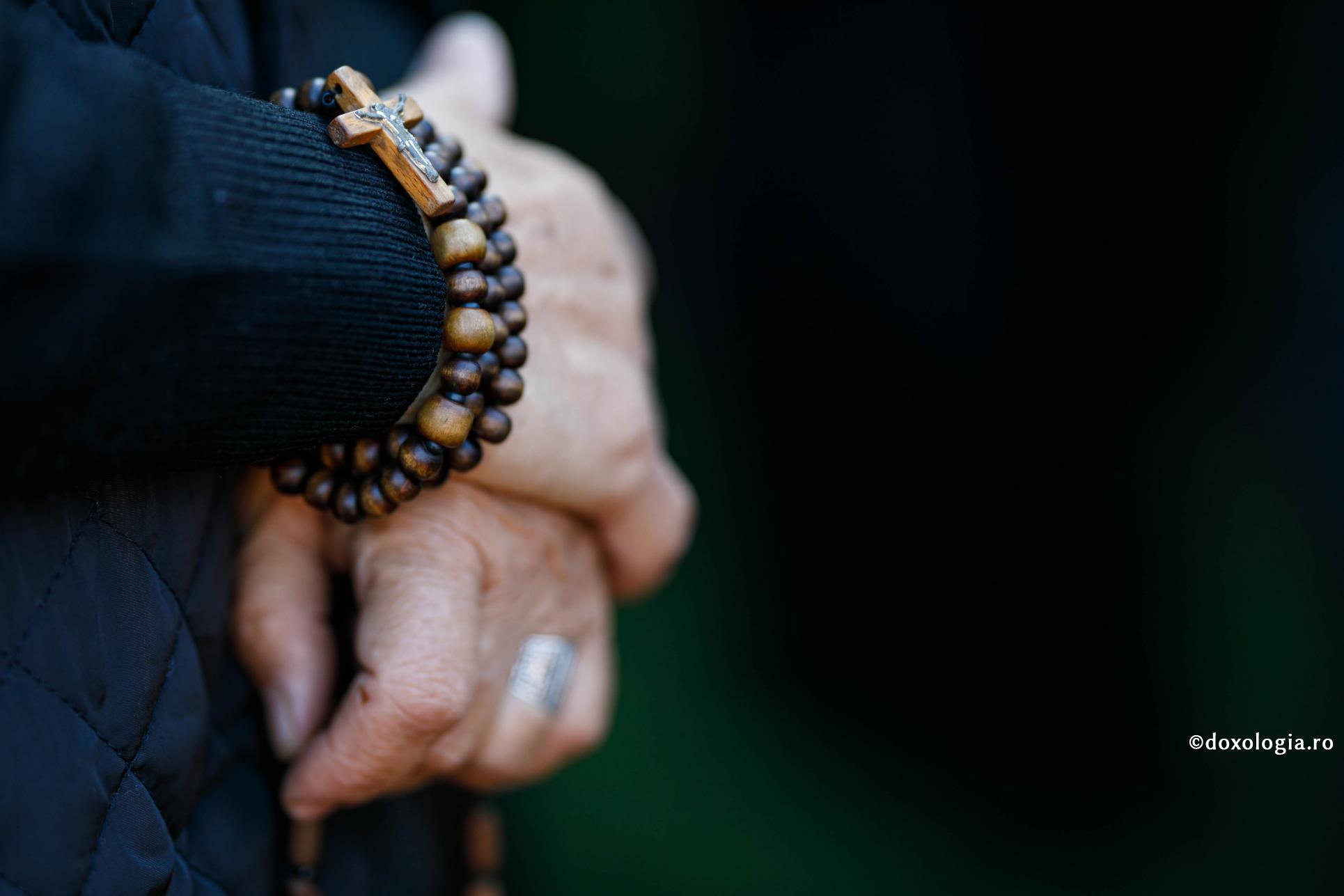 Prin credința în Dumnezeu viața noastră capătă sens, scop, sprijin / Foto: Oana Nechifor metanier la mână