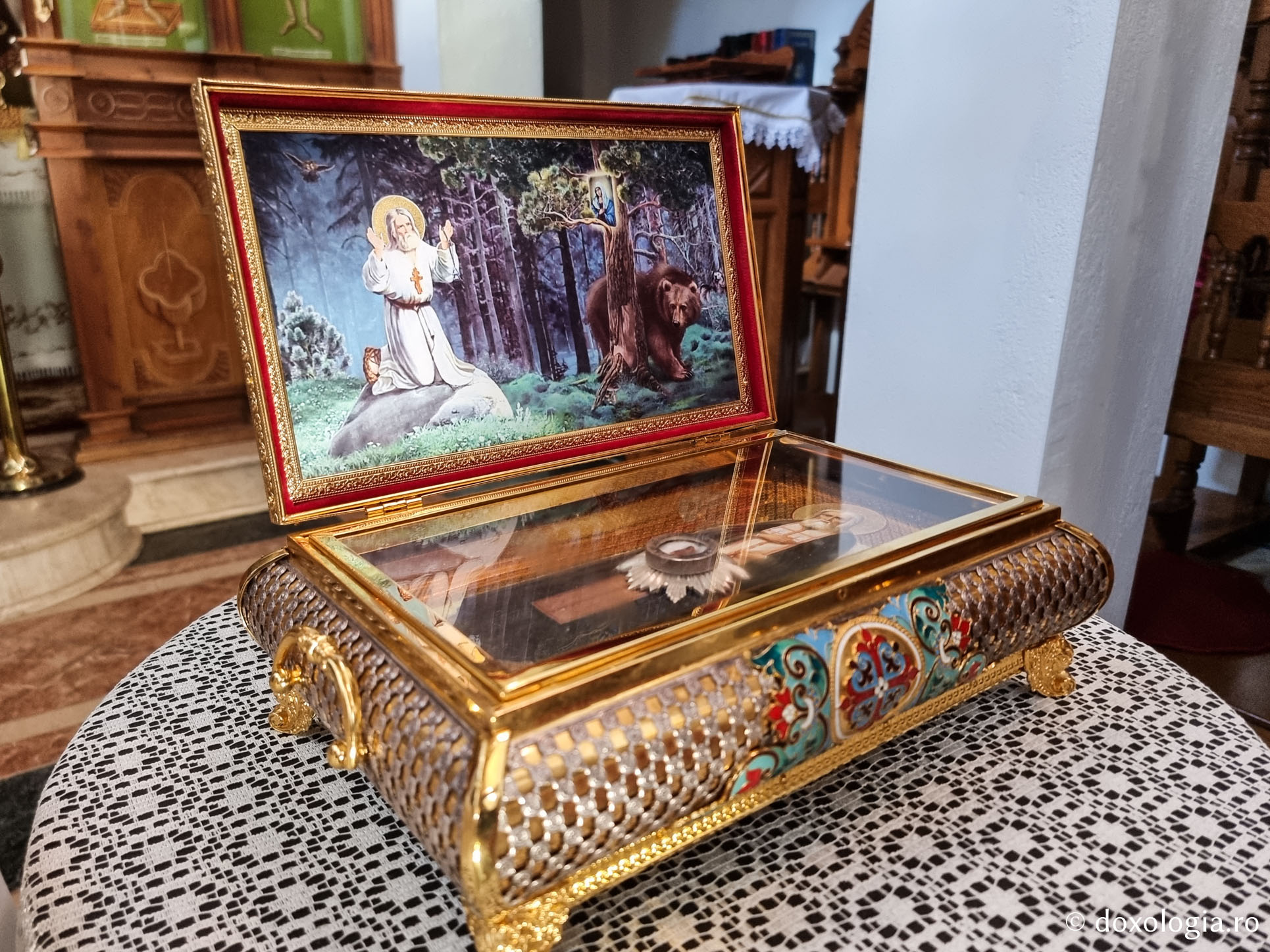 Moaștele Sfântului Cuvios Serafim de Sarov de la Mănăstirea „Sfântul Cuvios Nicodim Aghioritul” – Goumenissa / Foto: Magda Buftea Moaștele Sfântului Cuvios Serafim de Sarov de la Mănăstirea „Sfântul Cuvios Nicodim Aghioritul” – Goumenissa