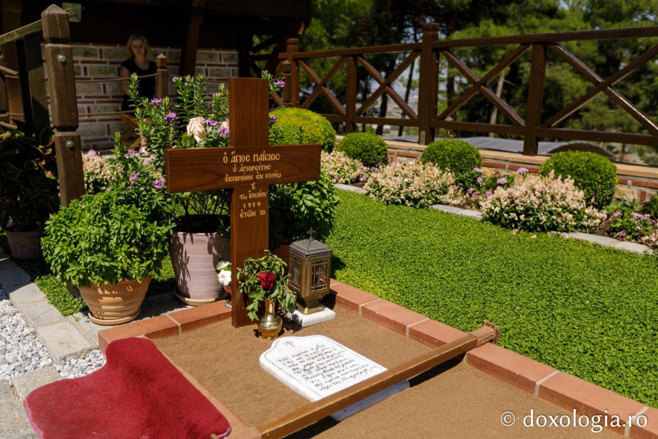 Mormântul Sfântului Paisie Aghioritul de la Mănăstirea Suroti / Foto: Pr. Silviu Cluci Mormântul Sfântului Paisie Aghioritul de la Mănăstirea Suroti