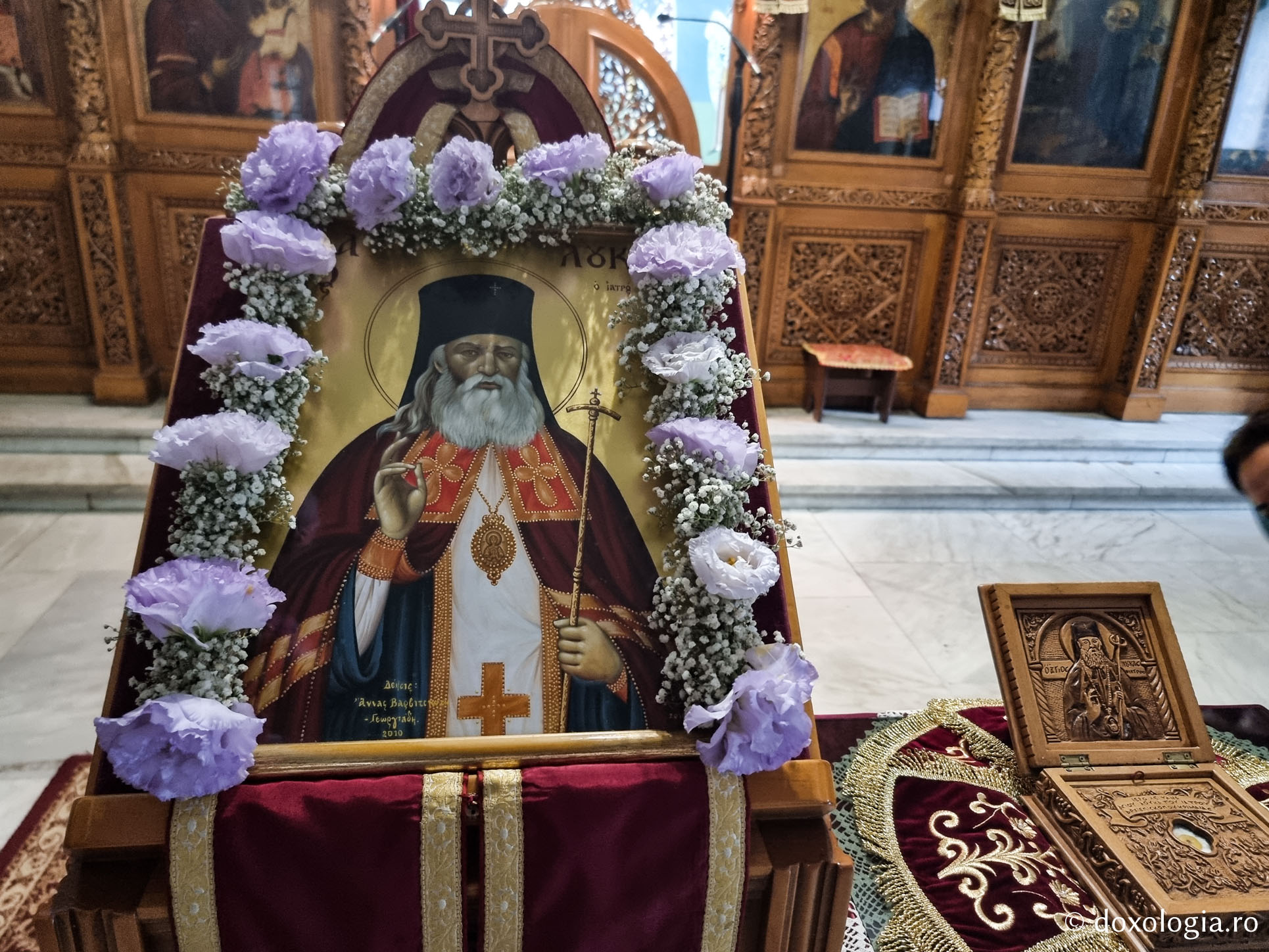 Închinare la moaștele Sfântului Ierarh Luca al Crimeii de la Biserica „Sfântul Atanasie” din Tesalonic / Foto: Magda Buftea Închinare la moaștele Sfântului Ierarh Luca al Crimeii de la Biserica „Sfântul Atanasie” din Tesalonic