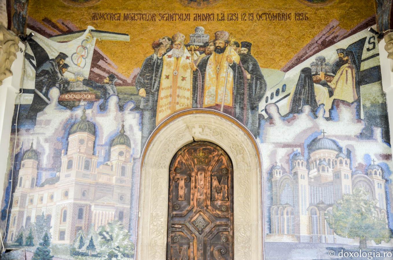 Aducerea moaștelor Sfântului Apostol Andrei la Iași – mozaic din pridvorul Catedralei „Sfântul Gheorghe” din Iași / Foto: doxologia.ro Aducerea moaștelor Sfântului Apostol Andrei la Iași – mozaic din pridvorul Catedralei „Sfântul Gheorghe” din Iași