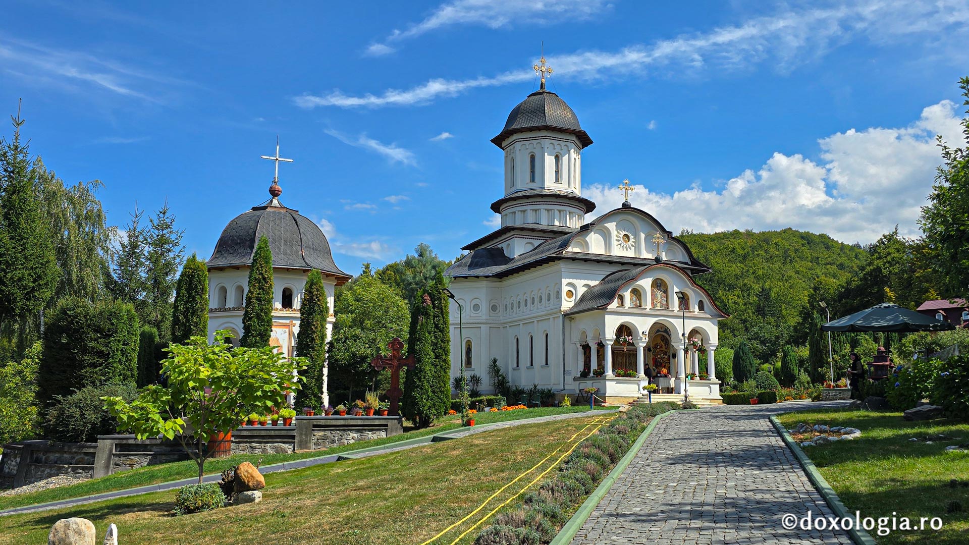Mănăstirea „Sfinții Apostoli Petru și Pavel” – Cârțișoara, Sibiu / Foto: Bogdan Zamfirescu Mănăstirea „Sfinţii Apostoli Petru şi Pavel” – Cârţişoara, Sibiu