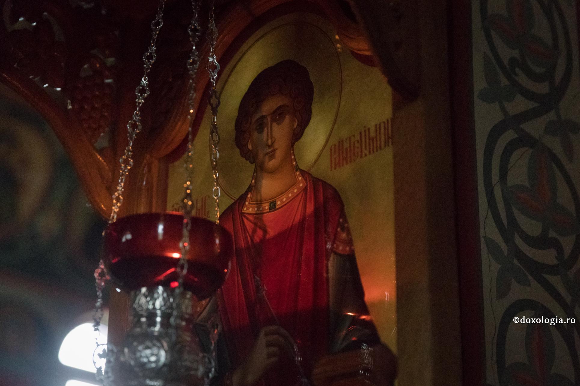 Sfântul Mucenic Pantelimon este cu adevărat medicul nostru de familie / Foto: Oana Nechifor Icoana Sf. Pantelimon de la Mănăstirea Paltin