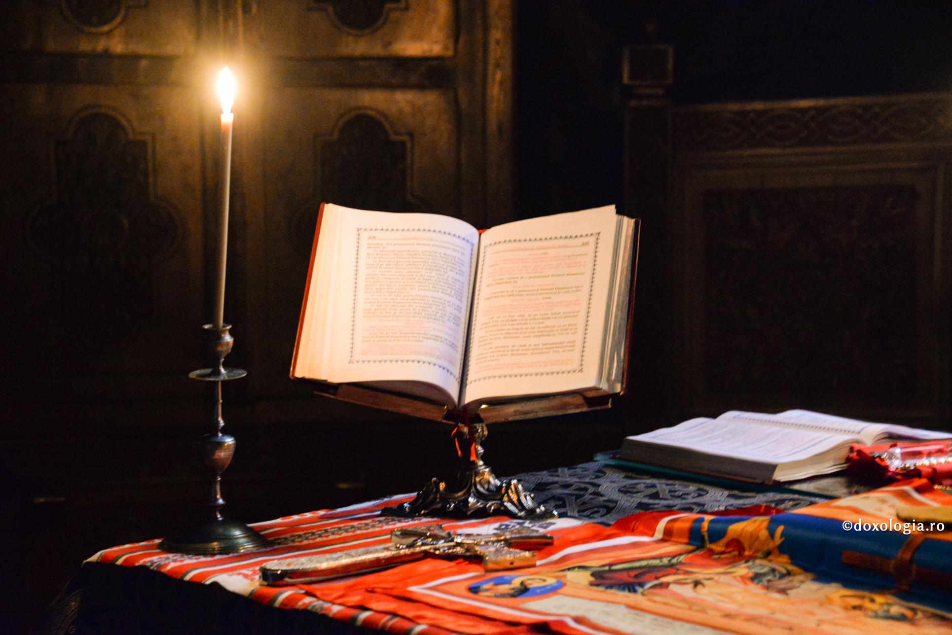 Când stai să te rogi, fă-ți mintea ta preot și inima ta altar / Foto: Ștefan Cojocariu carte și lumânare aprinsă
