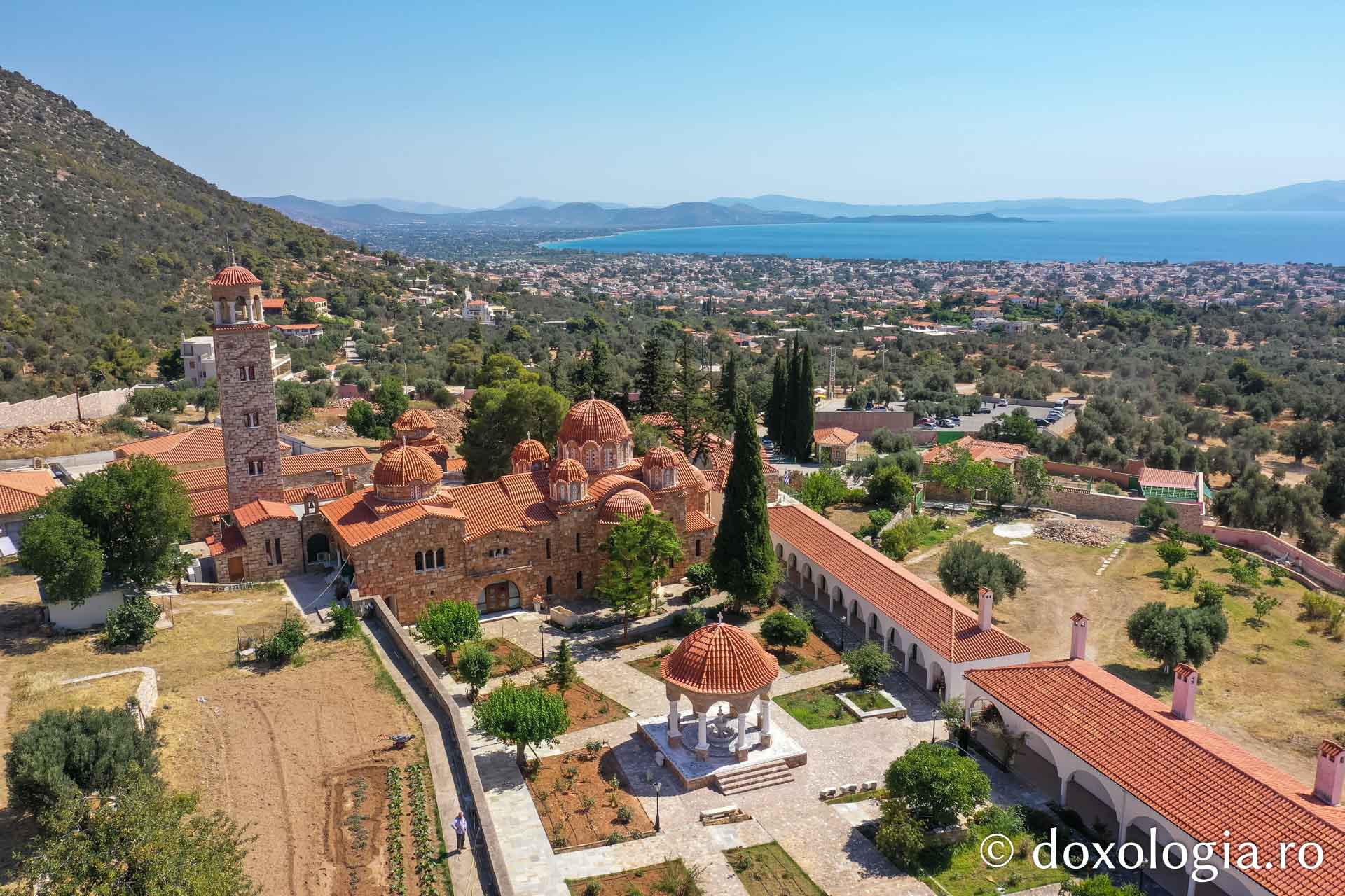 Mănăstirea „Sfântul Efrem cel Nou” de la Nea Makri / Foto: pr. Ștefan Cojocariu Mănăstirea „Sfântul Efrem cel Nou” de la Nea Makri