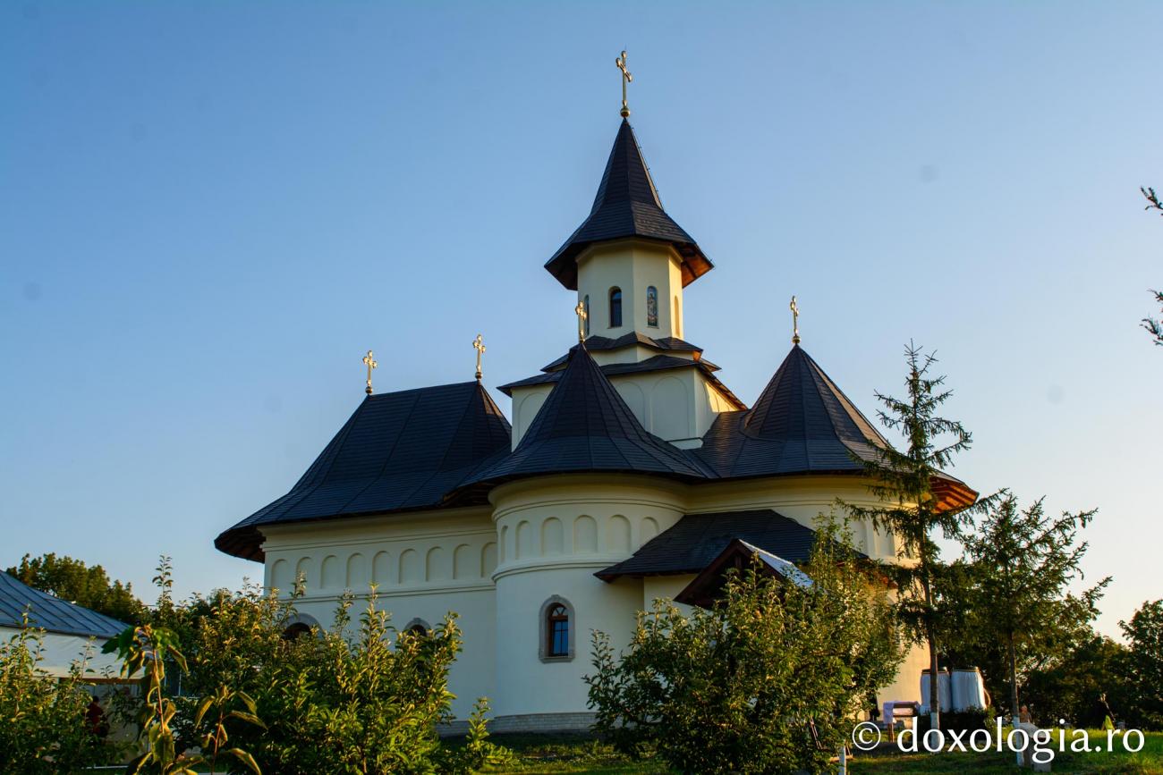 Schitul Băiceni – Neamț / Foto: Mihail Vrăjotoru Schitul Băiceni – Neamț