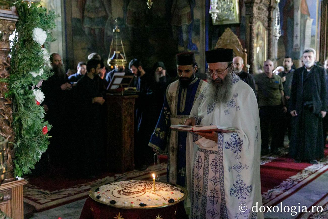 Binecuvântarea colivei la hramu Schitului Prodromu / Foto: pr. Silviu Cluci Colivă athonită