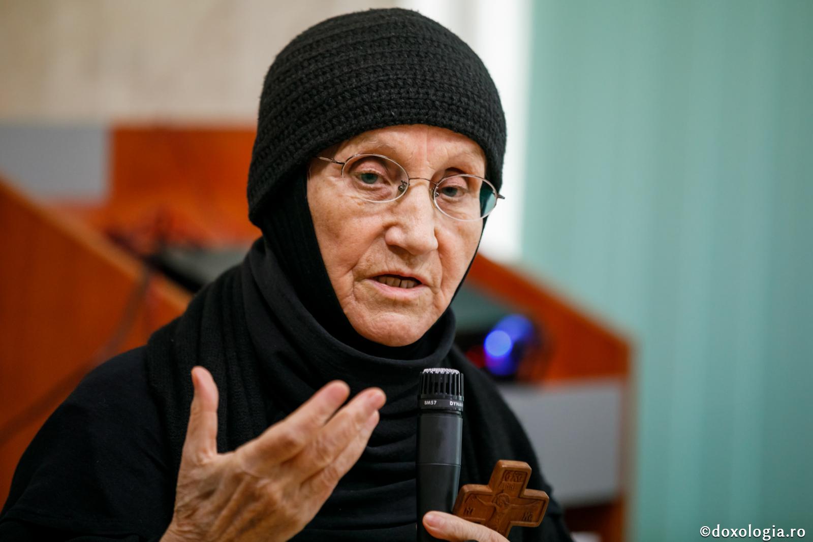 (Video) Maica Siluana: Despre grabă și împrăștiere. Unde ne grăbim? Despre gânduri. De unde ne vin gândurile?