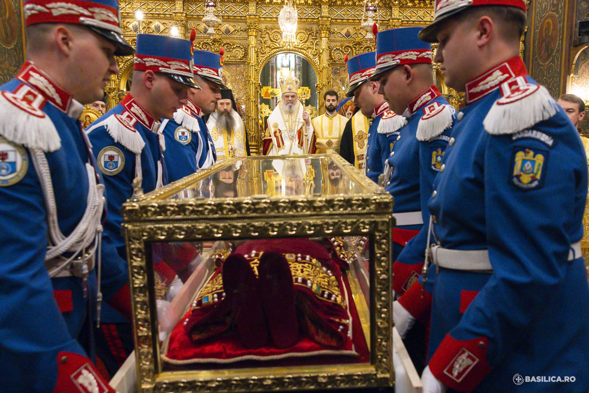 Moaștele întregi ale Sfintei Împărătese Elena au fost întâmpinate la Catedrala Patriarhală / Foto: Mircea Florescu / basilica.ro Moaștele întregi ale Sfintei Împărătese Elena au fost întâmpinate la Catedrala Patriarhală