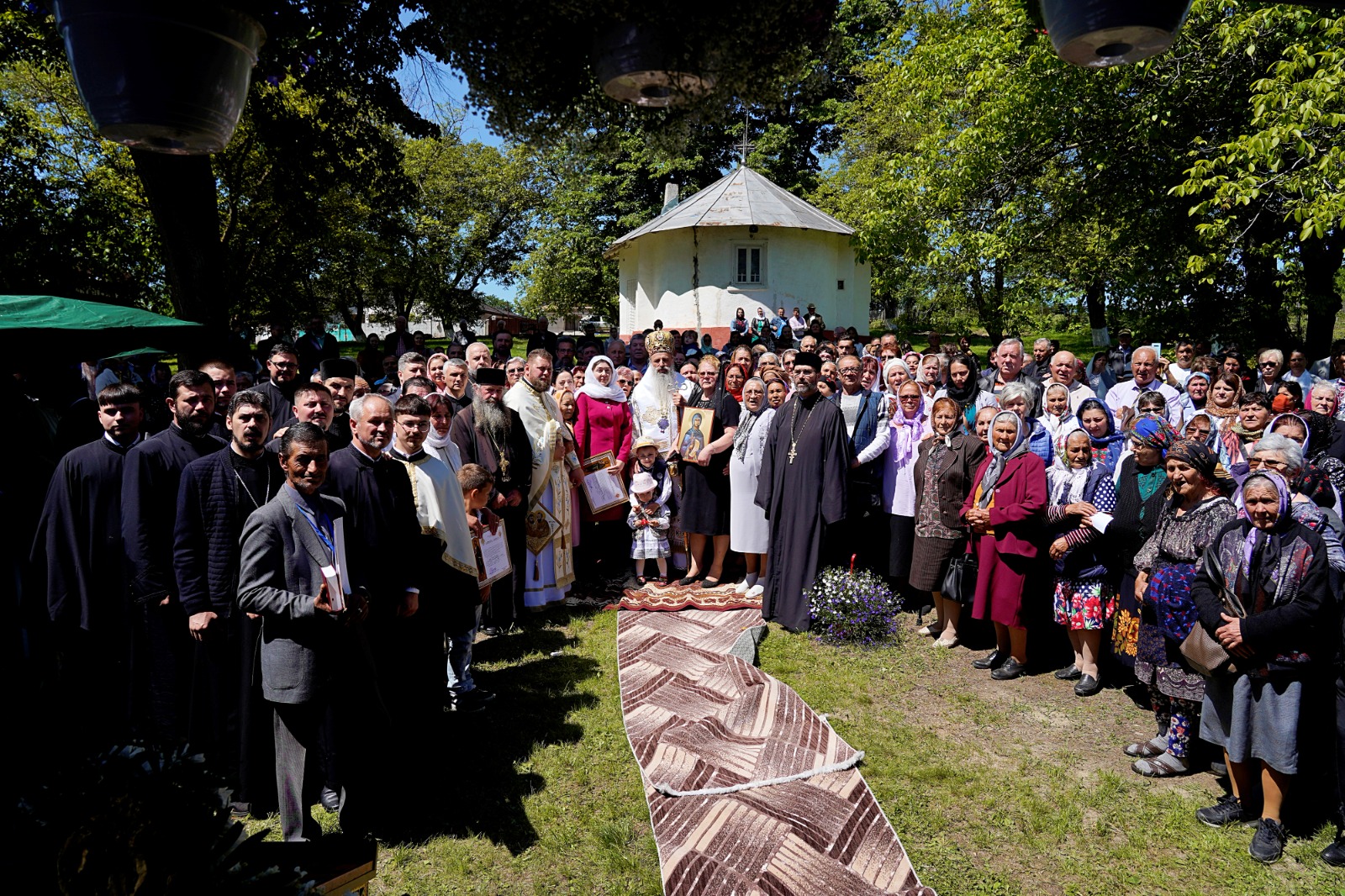 Foto: Flavius Popa O nouă biserică închinată Sfinților Apostoli Petru și Pavel, sfințită de Mitropolitul Moldovei și Bucovinei