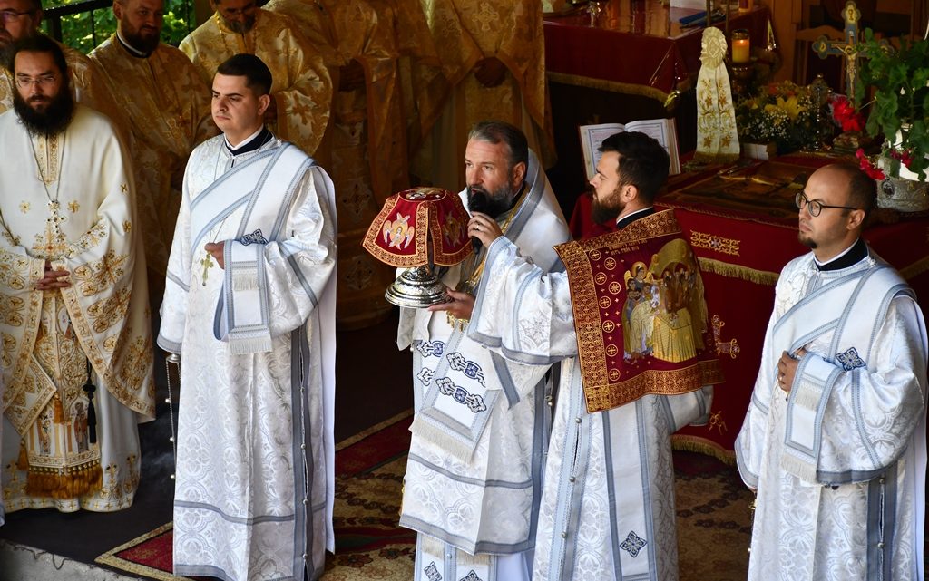 Slujbă arhierească cu ocazia hramului, la Schitul Bogâltin din județul Caraș-Severin Slujbă arhierească cu ocazia hramului, la Schitul Bogâltin din județul Caraș-Severin