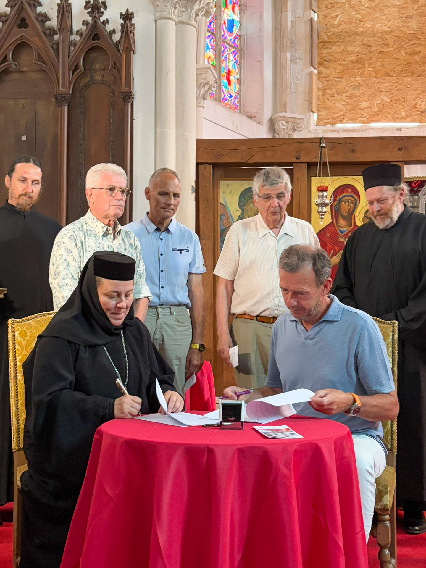 Întâlnire oficială la Mănăstirea Godoncourt pentru susținerea restaurării vitraliilor Întâlnire oficială la Mănăstirea Godoncourt pentru susținerea restaurării vitraliilor