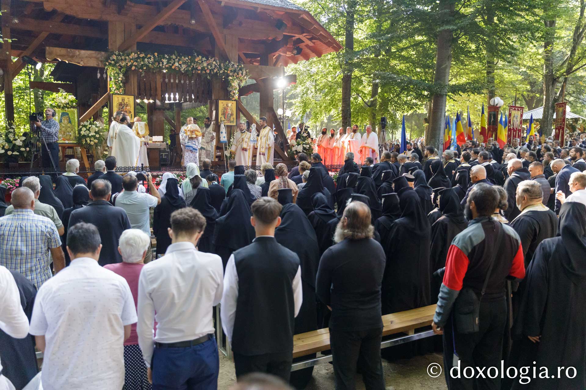 Sfânta Liturghie de la Proclamarea Canonizării Sfântului Cuvios Serafim cel Răbdător de la Sâmbăta de Sus / Foto: pr. Silviu Cluci Sfânta Liturghie de la Proclamarea Canonizării Sfântului Cuvios Serafim cel Răbdător de la Sâmbăta de Sus