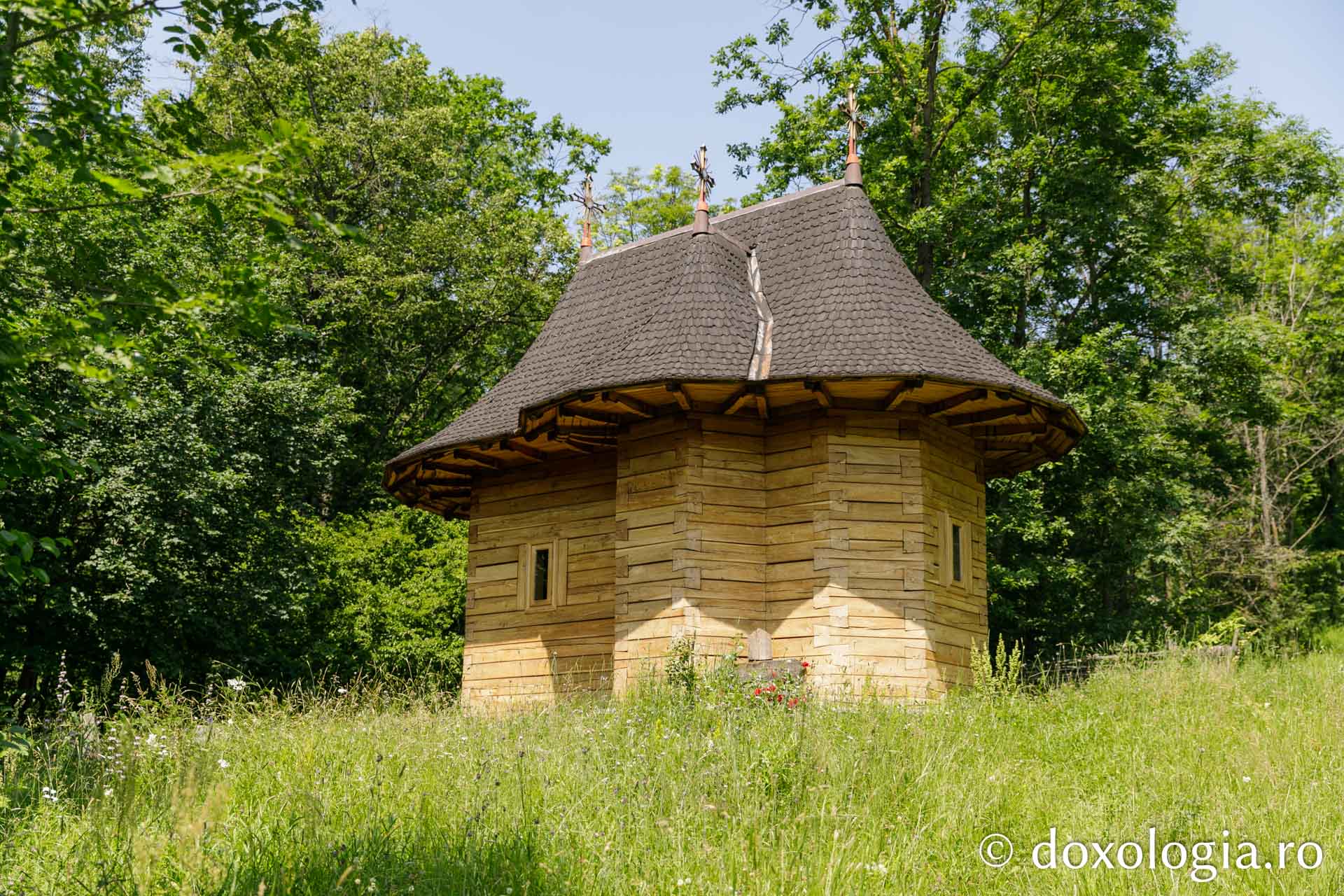 Paraclisul din poiana mănăstirii Cozancea / Foto: pr. Silviu Cluci Paraclisul din poiana mănăstirii Cozancea