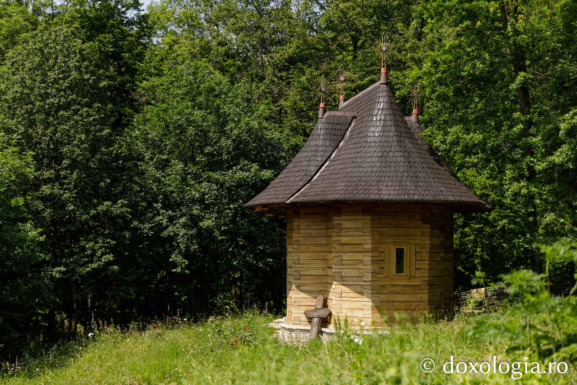 Paraclisul din poiana mănăstirii Cozancea / Foto: pr. Silviu Cluci Paraclisul din poiana mănăstirii Cozancea