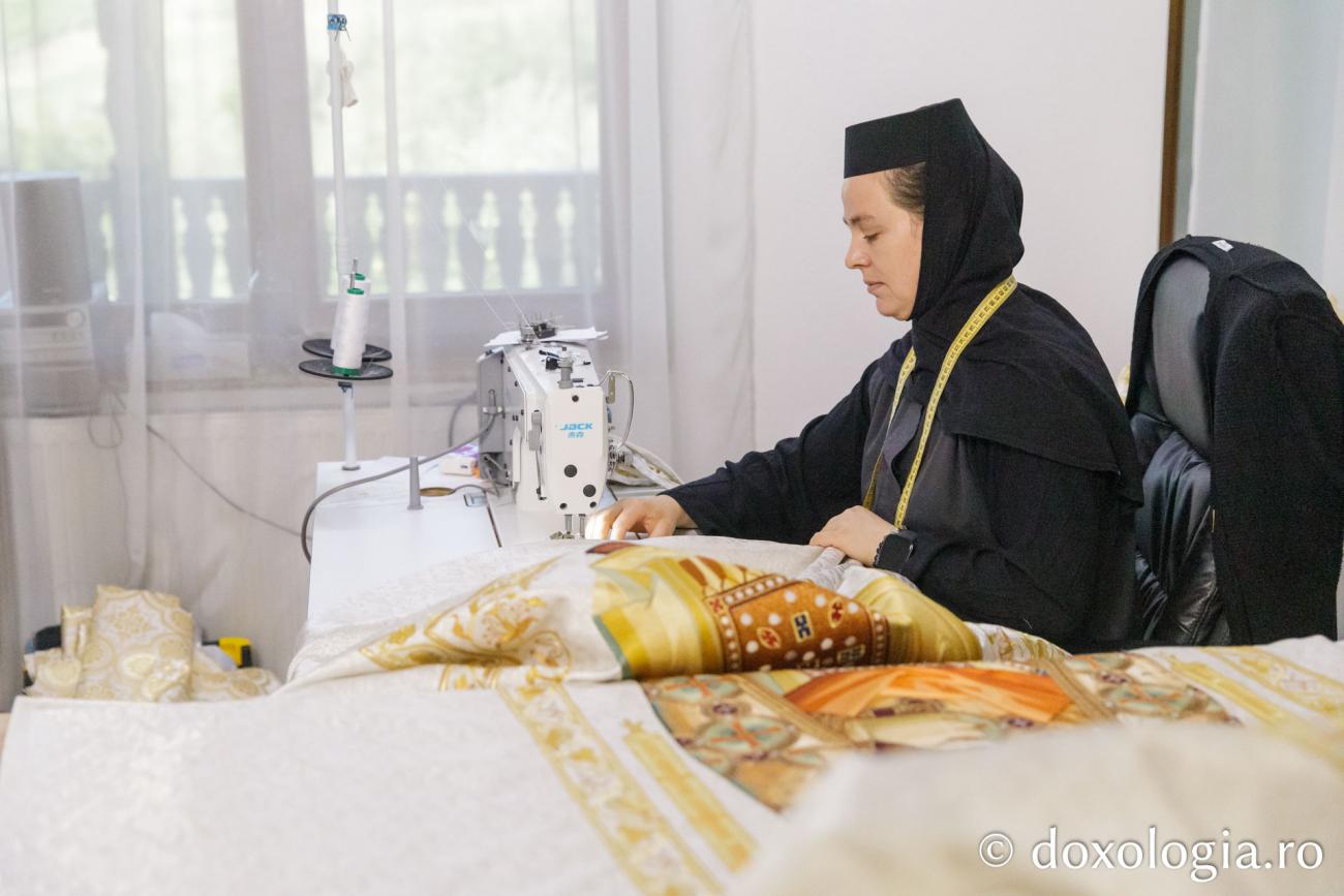Sfântul Serafim cel Răbdător, înveșmântat pentru canonizare de maicile de la Mănăstirea Copou / Foto: Pr. Silviu Cluci Sfântul Serafim cel Răbdător, înveșmântat pentru canonizare de maicile de la Mănăstirea Copou