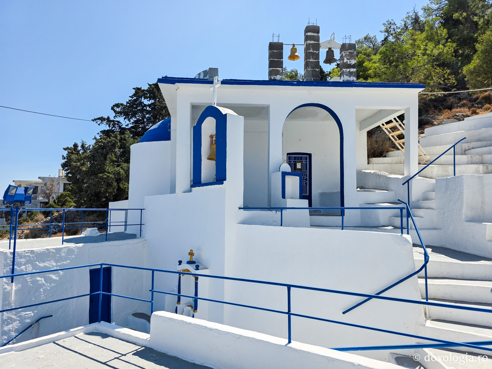 Pași de pelerin la capela închinată Sfintei Cruci din Pothia, capitala Insulei Kalymnos / Foto: Magda Buftea Pași de pelerin la capela închinată Sfintei Cruci din Pothia, capitala Insulei Kalymnos