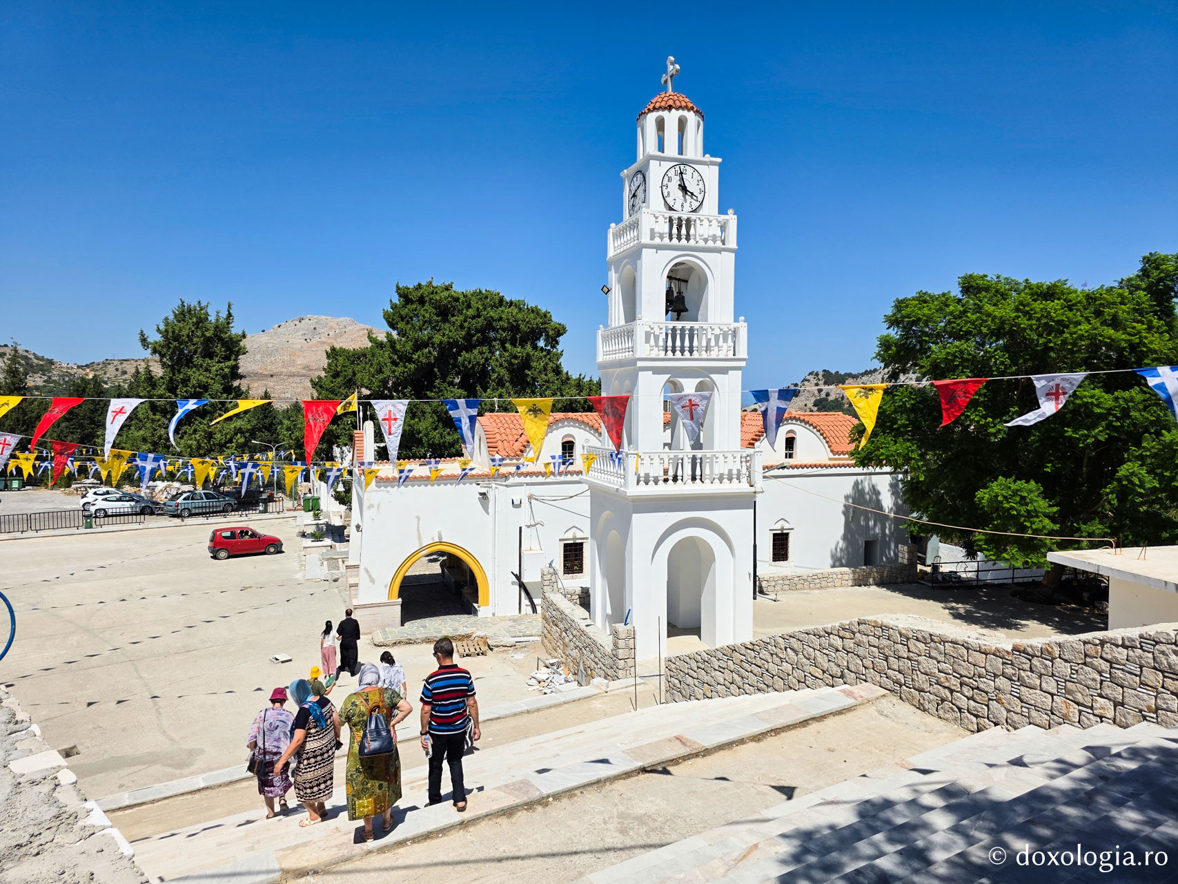 Mănăstirea „Panaghia Tsambika” (Kato sau „Tsambika de jos”) – locașul ce deține o icoană făcătoare de minuni a Maicii Domnului / Foto: Magda Buftea Mănăstirea „Panaghia Tsambika” (Kato sau „Tsambika de jos”) – locașul ce deține o icoană făcătoare de minuni a Maicii Domnului