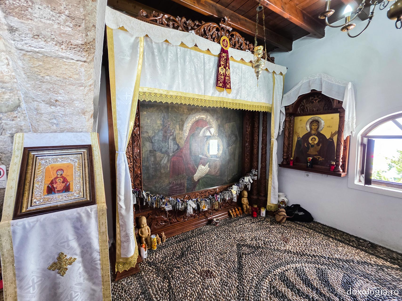 Pași de pelerin la Mănăstirea „Panaghia Tsambika” din Rodos, mănăstirea cea veche sau „Tsambika de sus” / Foto: Magda Buftea Pași de pelerin la Mănăstirea „Panaghia Tsambika” din Rodos, mănăstirea cea veche sau „Tsambika de sus”