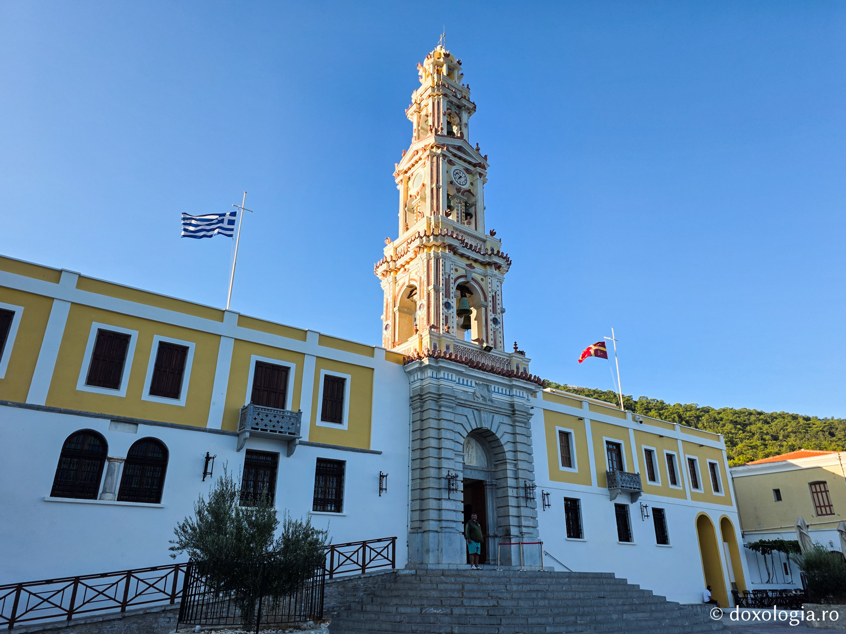 Mănăstirea „Sfântul Arhanghel Mihail” Panormiti din Insula Symi – unul dintre cele mai importante locuri de pelerinaj din Marea Egee / Foto: Magda Buftea Mănăstirea „Sfântul Arhanghel Mihail” Panormiti din Insula Symi – unul dintre cele mai importante locuri de pelerinaj din Marea Egee