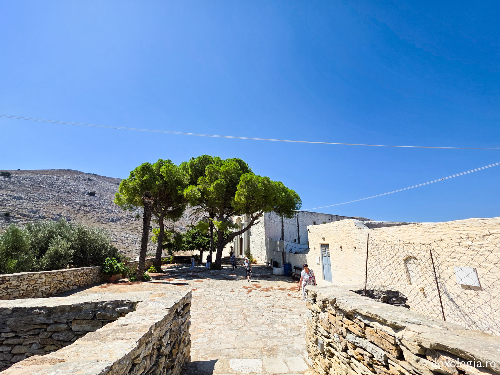 Pași de pelerin la Mănăstirea „Sfântul Arhanghel Mihail” Roukouniotis din Insula Symi / Foto: Magda Buftea Pași de pelerin la Mănăstirea „Sfântul Arhanghel Mihail” Roukouniotis din Insula Symi