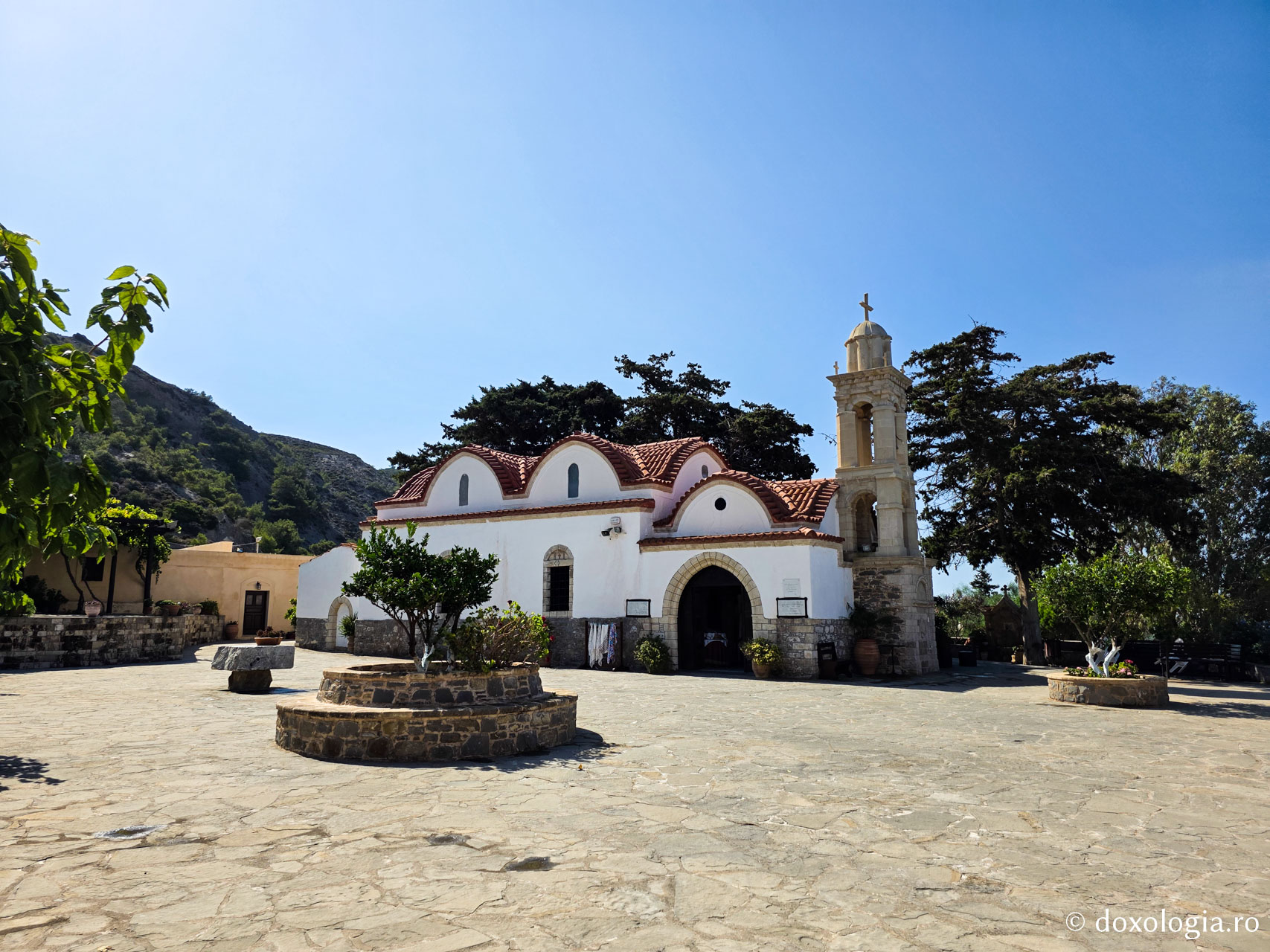 Frumusețea Mănăstirii „Panaghia Skiadeni” din Rodos / Foto: Magda Buftea Frumusețea Mănăstirii „Panaghia Skiadeni” din Rodos