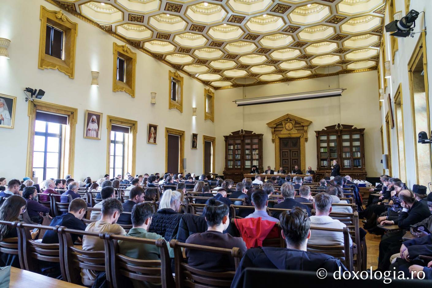 „Binecuvântare și prețuire la ceas aniversar” – PF Daniel / Foto: Mihail Vrăjitoru „Universitatea şi Biserica au descoperit vocația comună de a promova cunoaşterea ştiinţifică şi spirituală” – PF Daniel