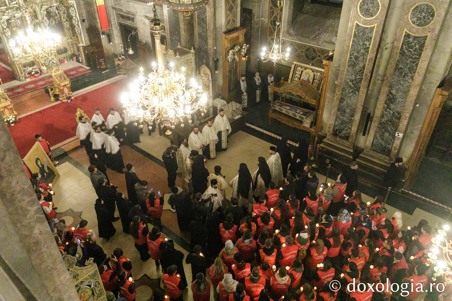 Moaștele Sfintei Parascheva au fost așezate în Catedrala Mitropolitană din Iași / Foto: pr. Silviu Cluci Moaștele Sfintei Parascheva au fost așezate în Catedrala Mitropolitană din Iași – 2025
