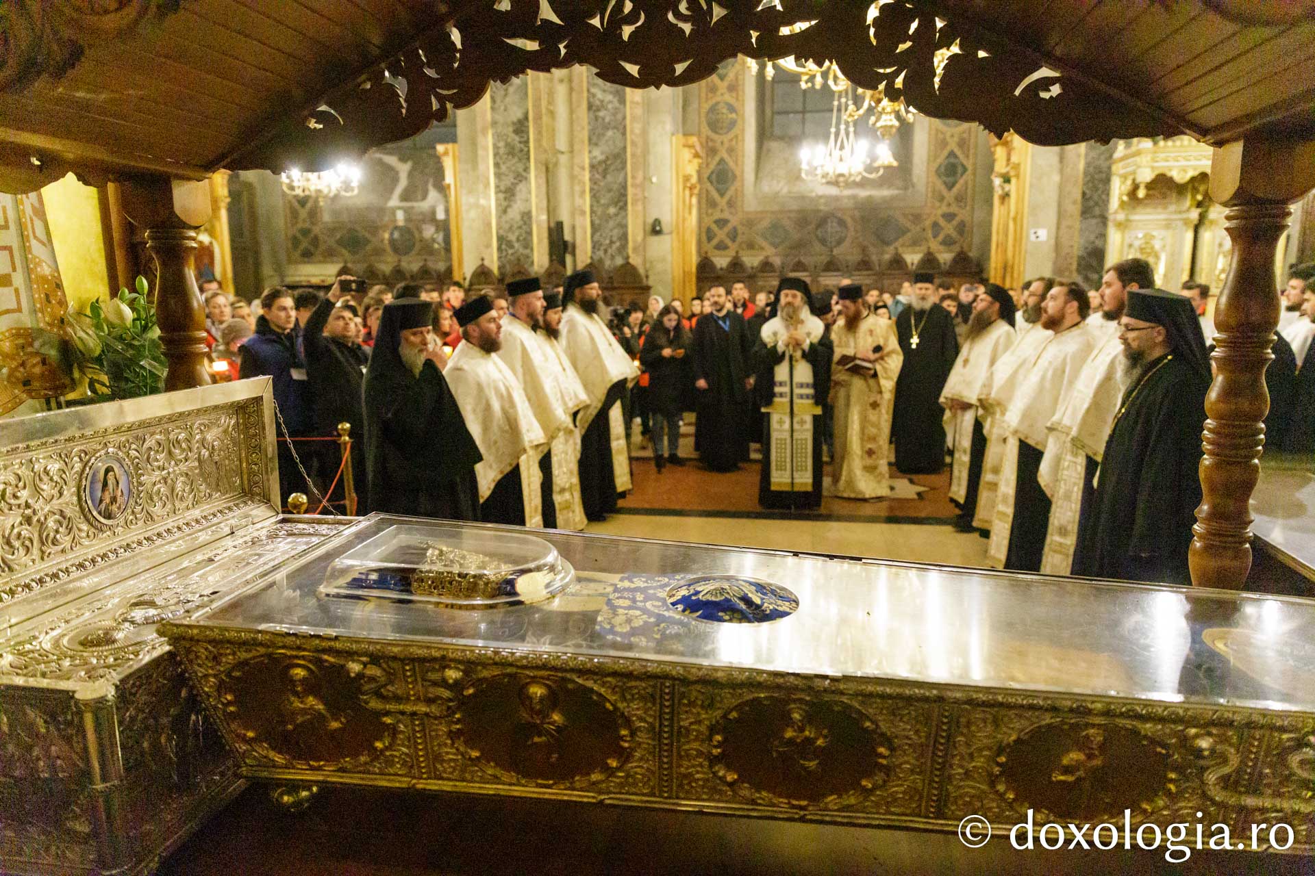 Sfintele moaște ale Cuvioasei Parascheva au fost reașezate în Catedrala Mitropolitană din Iași / Foto: Pr. Silviu Cluci Sfintele moaște ale Cuvioasei Parascheva au fost reașezate în Catedrala Mitropolitană din Iași