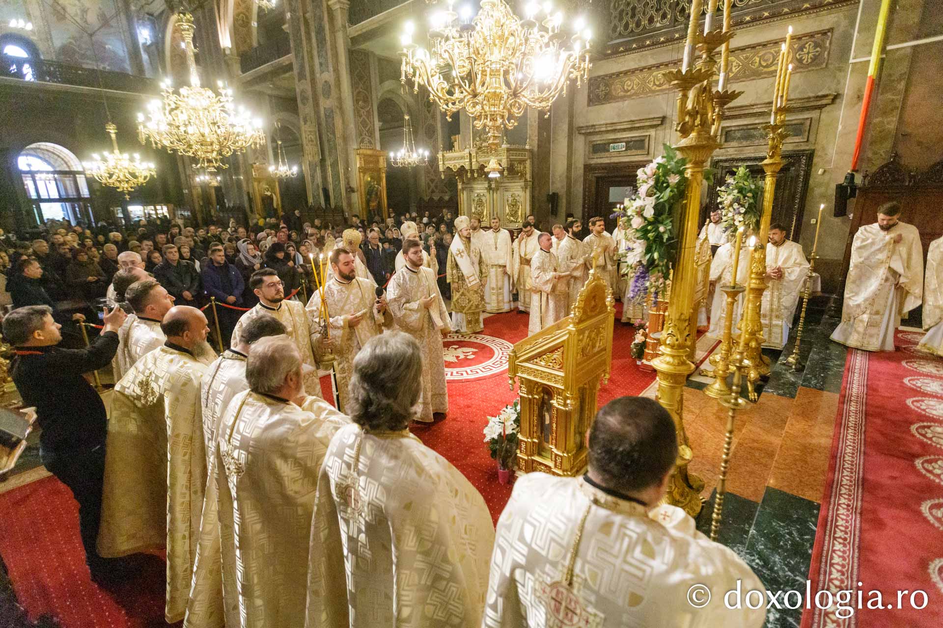 Unitate în rugăciune la Iași: trei ierarhi și sute de pelerini la Sfânta Liturghie / Foto: Pr. Silviu Cluci (Video) Unitate în rugăciune la Iași: trei ierarhi și sute de pelerini la Sfânta Liturghie