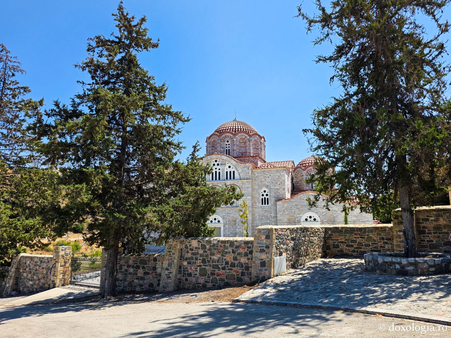 Clipe de zăbavă la Mănăstirea „Panaghia Ypseni” din Insula Rodos / Foto: Magda Buftea Clipe de zăbavă la Mănăstirea „Panaghia Ypseni” din Insula Rodos