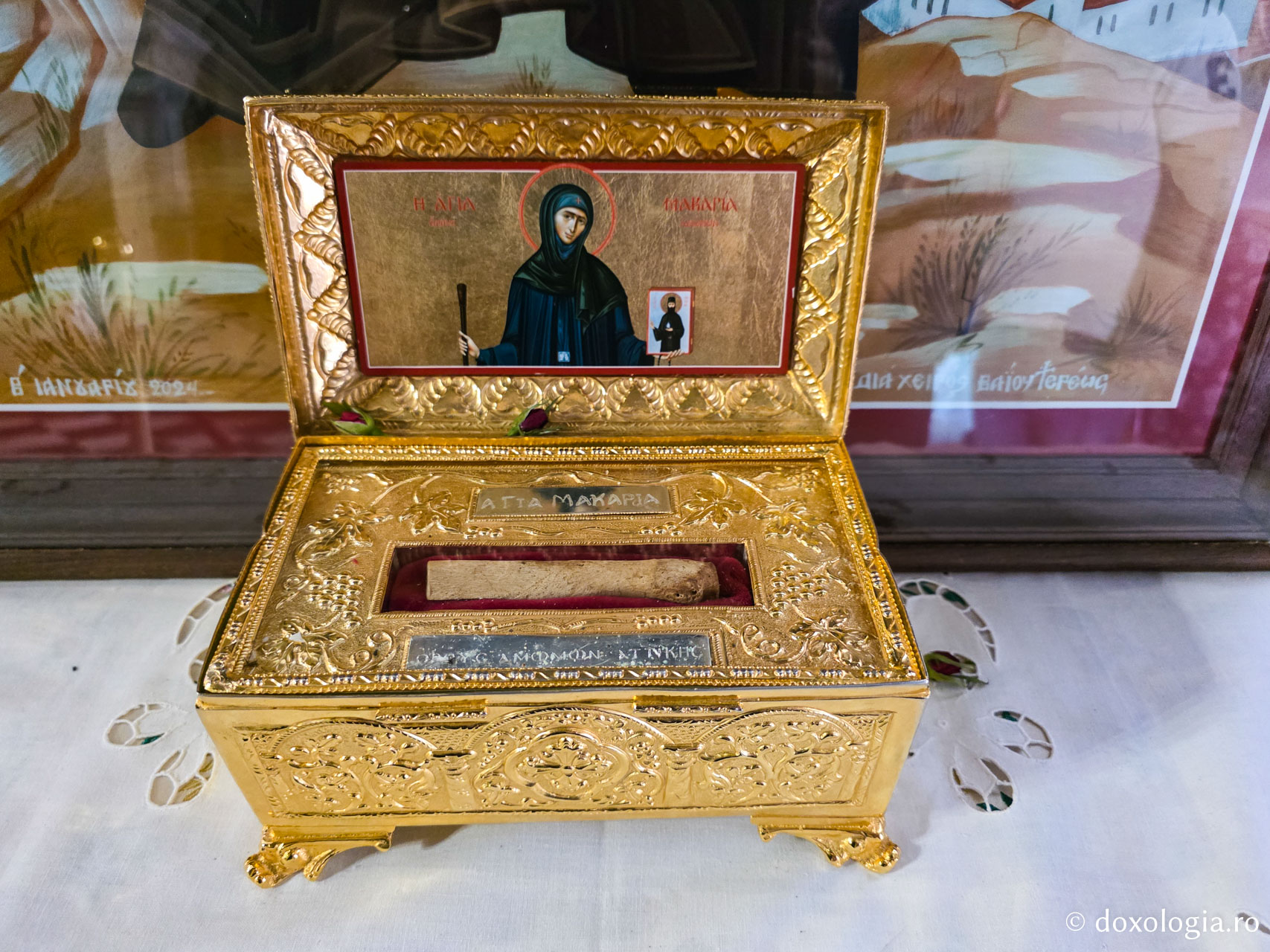 Închinare la moaștele Cuvioasei Macaria, monahia care a descoperit moaștele Sfântului Efrem cel Nou / Foto: Magda Buftea Închinare la moaștele Cuvioasei Macaria, monahia care a descoperit moaștele Sfântului Efrem cel Nou