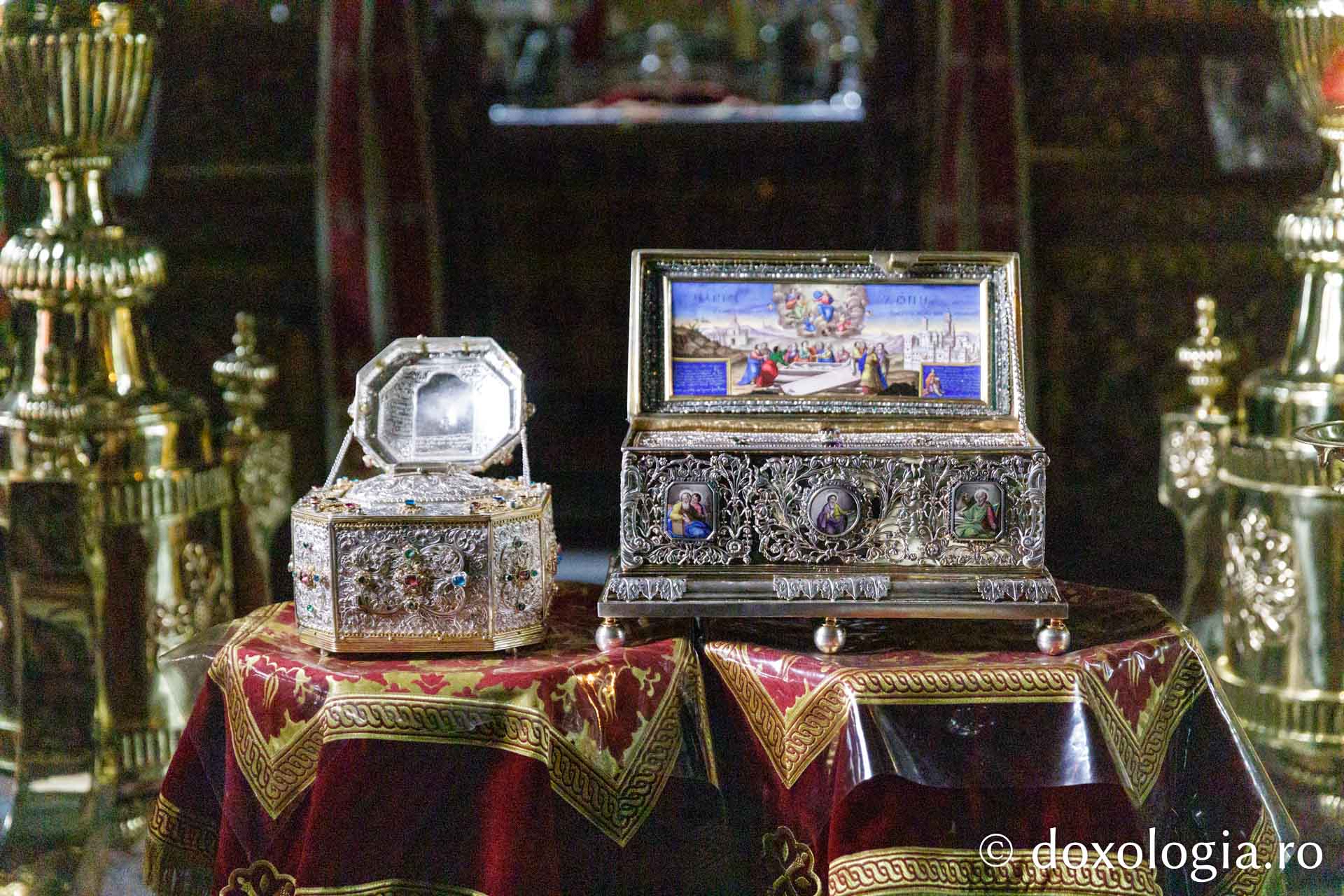 Sfântul Brâu și Cinstitul cap al Sfântului Ioan Gură de Aur / Foto: pr. Silviu Cluci Odoarele Mănăstirii Vatoped