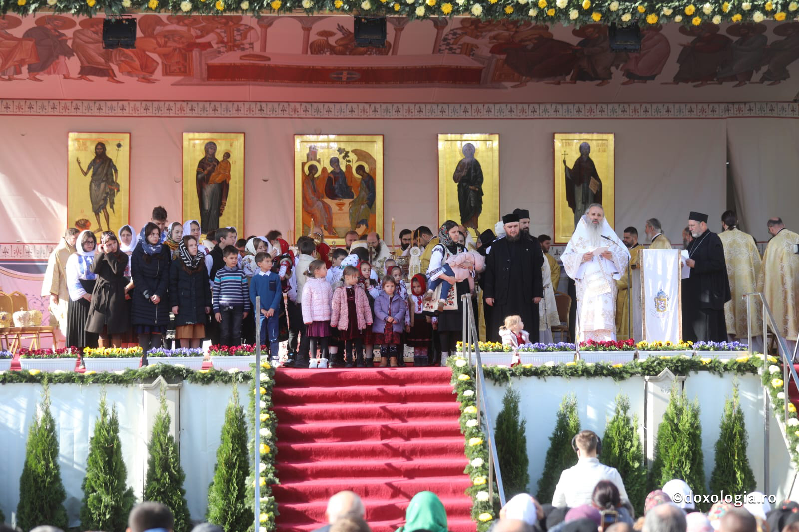 Trei preoți, alături de familiile lor, distinși de IPS Teofan la hramul Sfintei Parascheva / Foto: Pr. Silviu Cluci IPS Teofan oferă dinstincții familiilor de preoți cu mulți copii Hram 2025