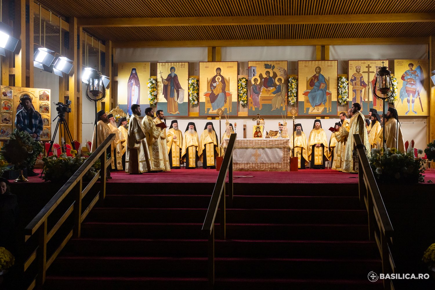 Slujbă de priveghere în cinstea Sfântului Dimitrie cel Nou / Foto: Mircea Florescu – basilica.ro Slujbă de priveghere în cinstea Sfântului Dimitrie cel Nou