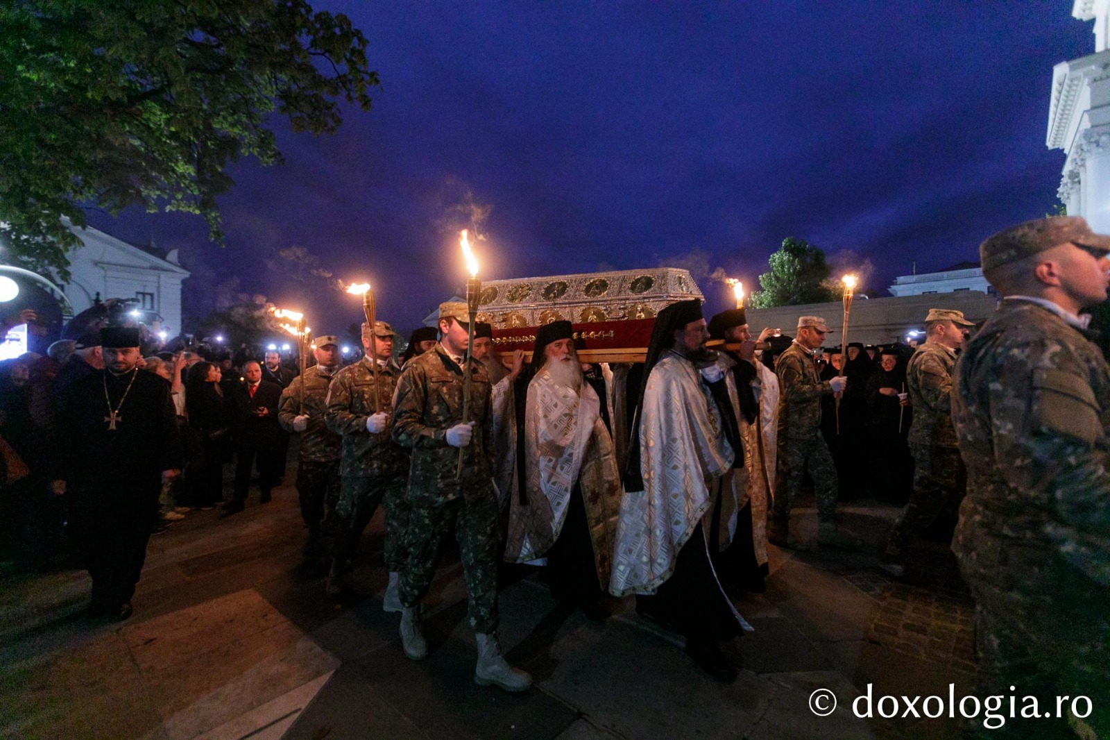 Foto: pr. Silviu Cluci Cetatea Iașilor în sărbătoare: Sfânta Parascheva și Sfântul Grigorie Palama, purtați în rugăciune pe „Calea Sfinților”