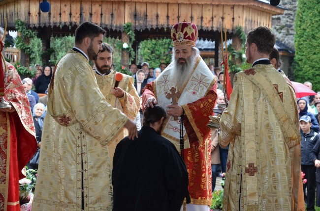 De asemenea, monahul Pahomie Mariei, chelarul Mănăstirii Secu, a fost hirotonit diacon