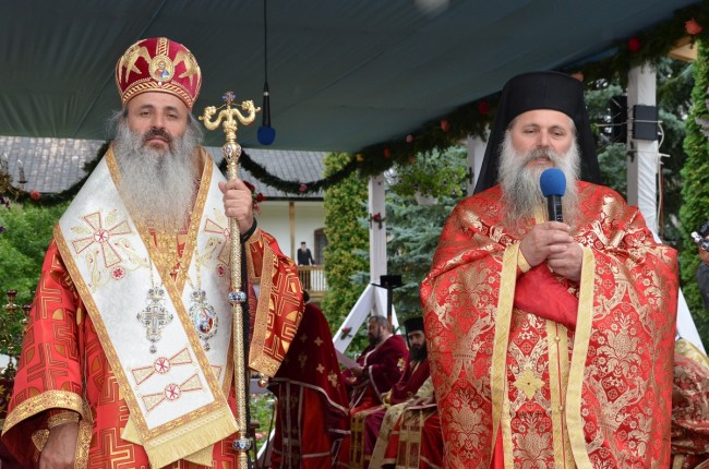 IPS Mitropolit Teofan, alături de arhim. Vichentie Amariei, stareţul Mănăstirii Secu