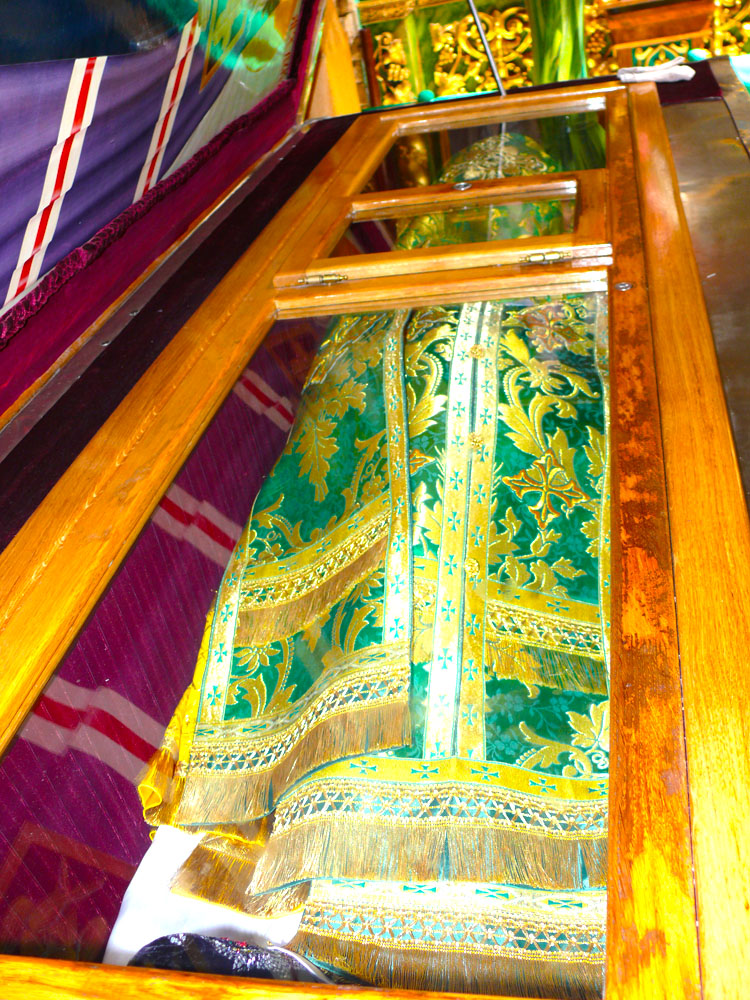 Moaştele Sfântului Ierarh Luca al Crimeei, aflate în Mănăstirea Sfânta Treime din orașul Simferopol, Peninsula Crimeea, Ucraina Moaştele Sfântului Ierarh Luca al Crimeei