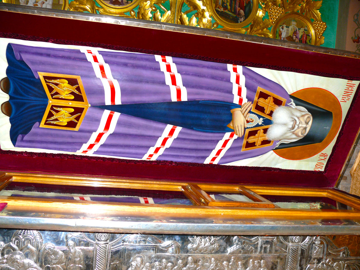 Moaştele Sfântului Ierarh Luca al Crimeei, aflate în Mănăstirea Sfânta Treime din orașul Simferopol, Peninsula Crimeea, Ucraina Moaştele Sfântului Ierarh Luca al Crimeei