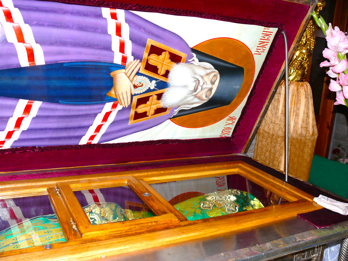 Moaştele Sfântului Ierarh Luca al Crimeei, aflate în Mănăstirea Sfânta Treime din orașul Simferopol, Peninsula Crimeea, Ucraina Moaştele Sfântului Ierarh Luca al Crimeei