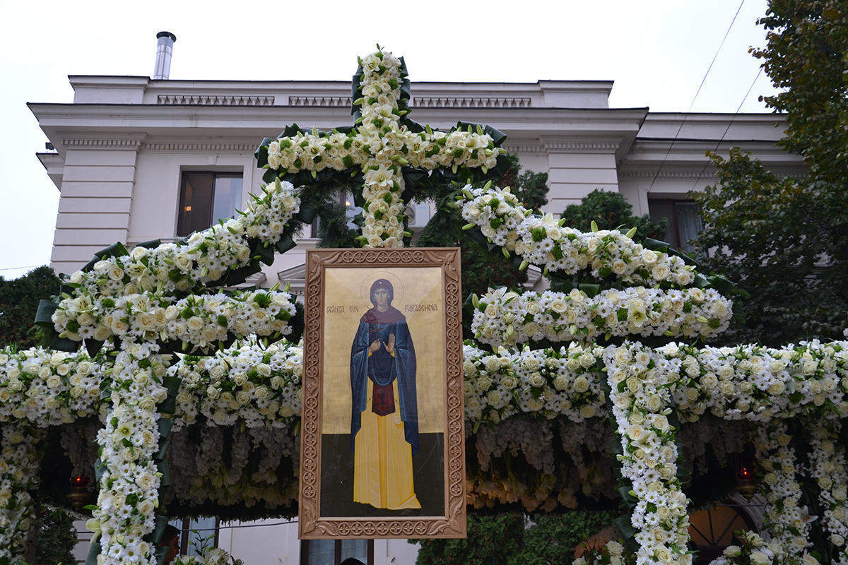 Flori albe, simbol al curățeniei trupești și sufletești, al fecioriei pe care a păzit-o în viața sa pământească. Verde, simbol al Duhului Sfânt care s-a pogorât peste ea și a îndumnezeit-o, ferind de putrezire trupul său. O întâlnire cu Sfânta Parascheva e ca întâlnirea dintre un ghețar și flacăra unui vulcan de iubire și milostivire. Inimă, topește-te! (Pr. Constantin Sturzu) Florile Sfintei Cuvioase Parascheva
