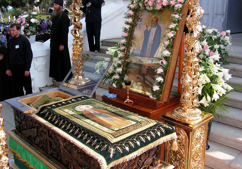 Racla cu moaștele Sfântului Cuvios Serafim de Sarov, Mănăstirea Diveevo, Rusia Racla cu moaștele Sfântului Cuvios Serafim de Sarov