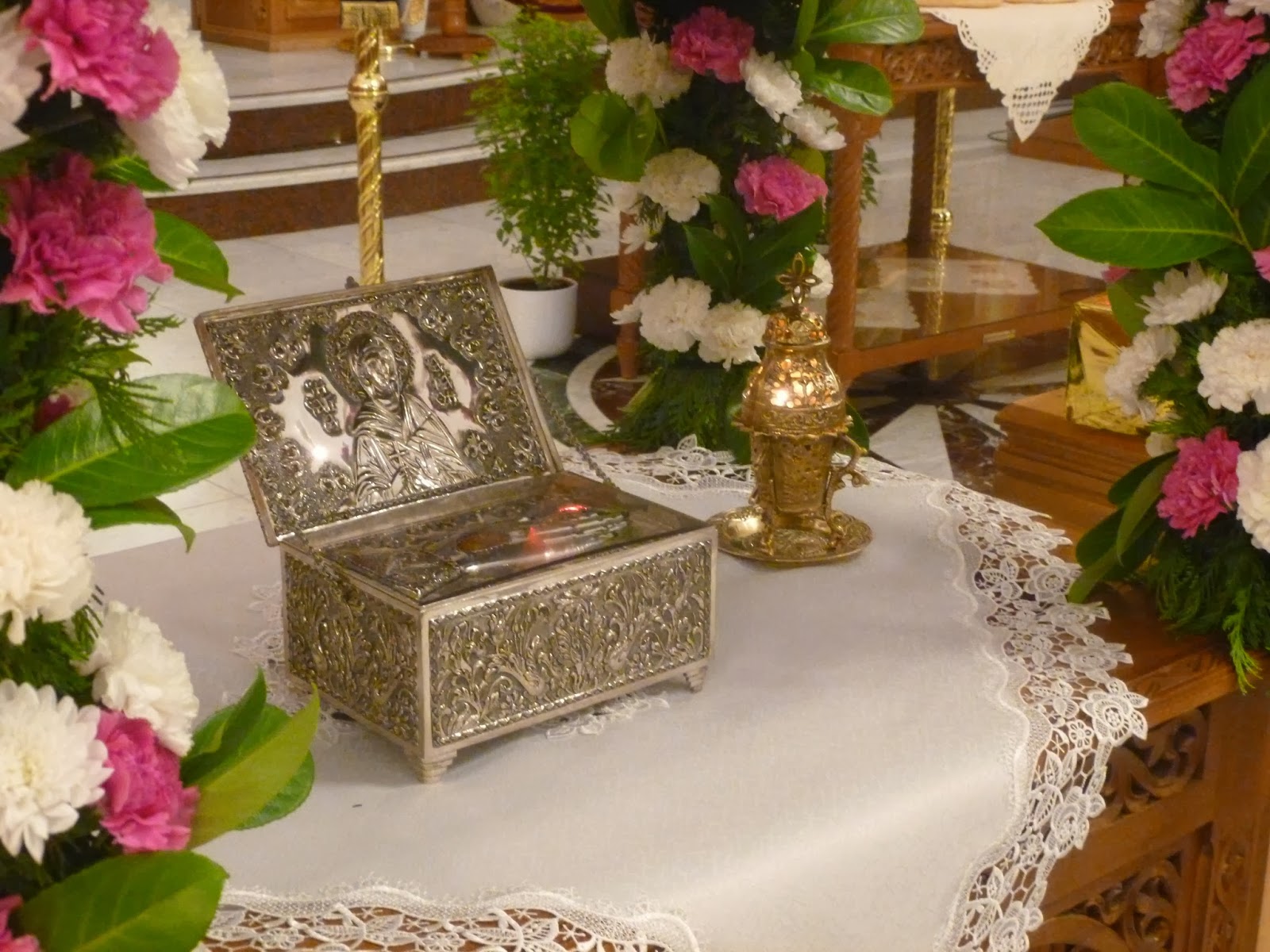 Racla cu o părticică din moaștele Sfintei Mucenițe Agata, Biserica Sf. Pantelimon si Sf. Paraschevi, Londra Racla cu o părticică din moaștele Sfintei Mucenițe Agata, Biserica Sf. Pantelimon si Sf. Paraschevi, Londra