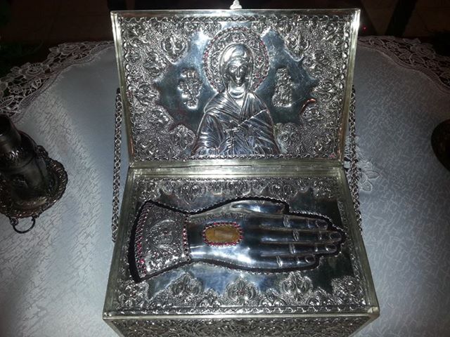 Racla cu o părticică din moaștele Sfintei Mucenițe Agata, Biserica Sf. Pantelimon si Sf. Paraschevi, Londra Racla cu o părticică din moaștele Sfintei Mucenițe Agata, Biserica Sf. Pantelimon si Sf. Paraschevi, Londra