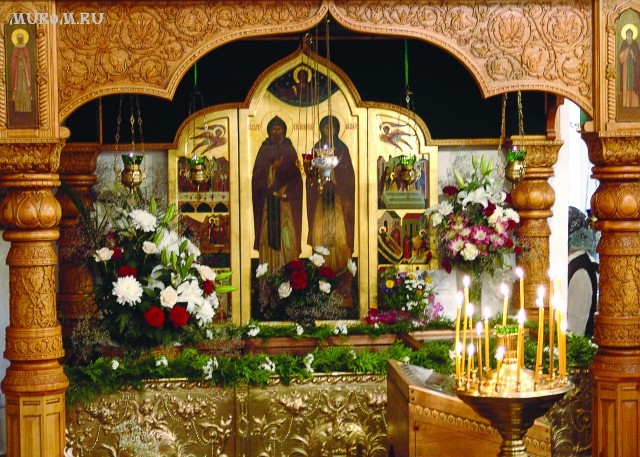 Baldachinul cu moaștele Sfinților Petru și Fevronia, cnejii de Murom, aflat în Mănăstirea Sfânta Treime din Murom Moaștele Sfinților Petru și Fevronia, cnejii de Murom