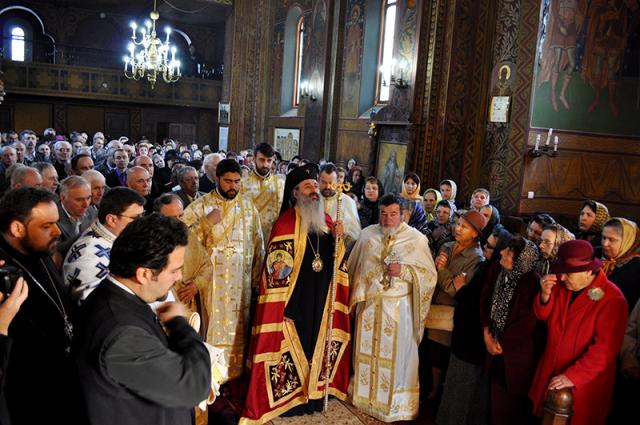 Sfânta Liturghie în cea de-a treia zi de Paşti a fost oficiată la Precista I de Înalt Preasfinţitul Teofan „Omul Îl recunoaşte pe Domnul Hristos în momentul împărtăşirii cu Sfintele Taine“