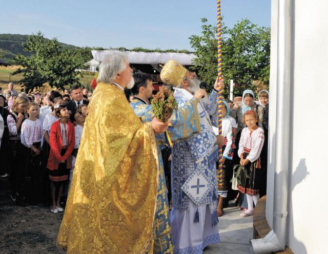 Biserica parohiei Strunga a fost resfinţită de IPS Teofan Noi porţi către ceruri în Mitropolia Moldovei şi Bucovinei